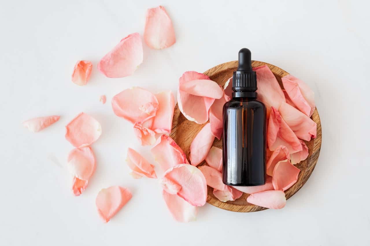 Olejek różany – dlaczego warto mieć go w swojej kosmetyczce?