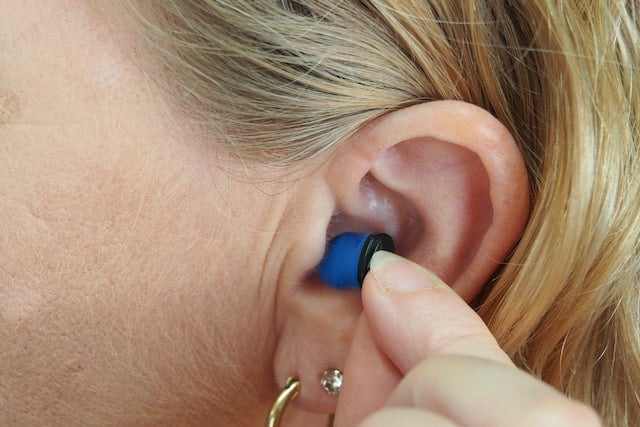 Jak aparaty słuchowe mogą zwiększyć komfort życia? Korzyści z regularnych badań słuchu