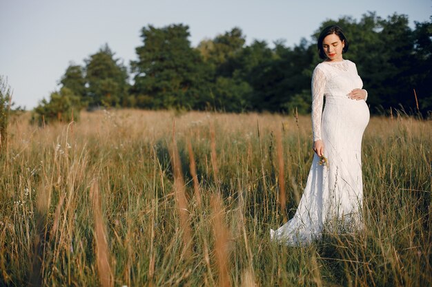 Jak przygotować się do sesji ciążowej, aby czuć się swobodnie i naturalnie?